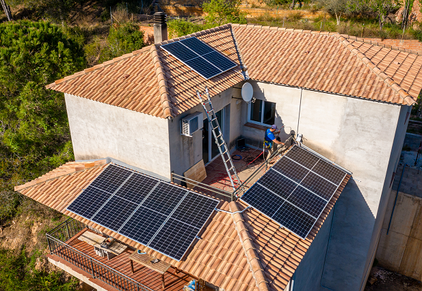 Placas solares no teito dunha casa.