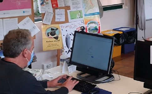 Alumno en el aula CeMIT de Poio.