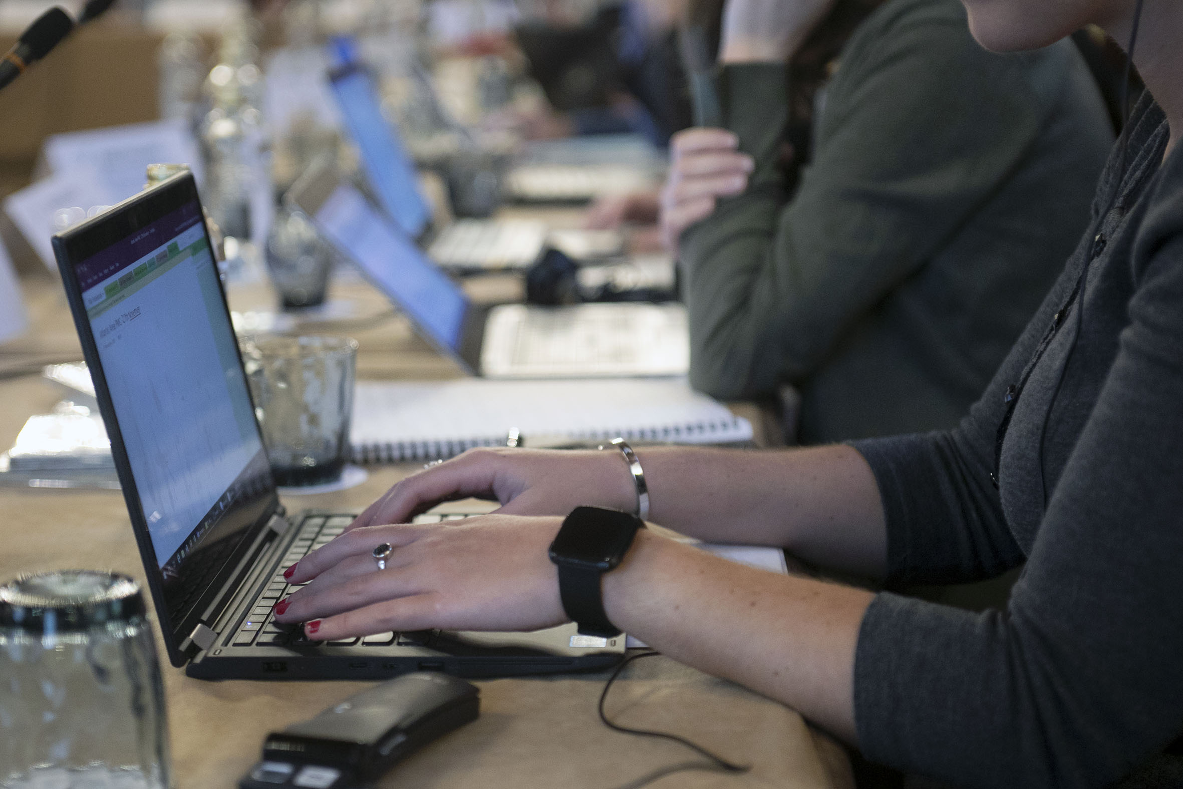 Mans tecleando sobre un portátil.