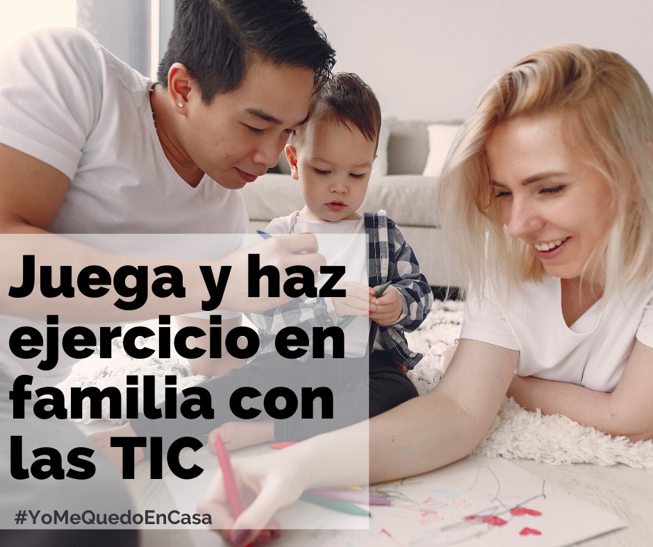 Padres jugando con su niño en el hogar.