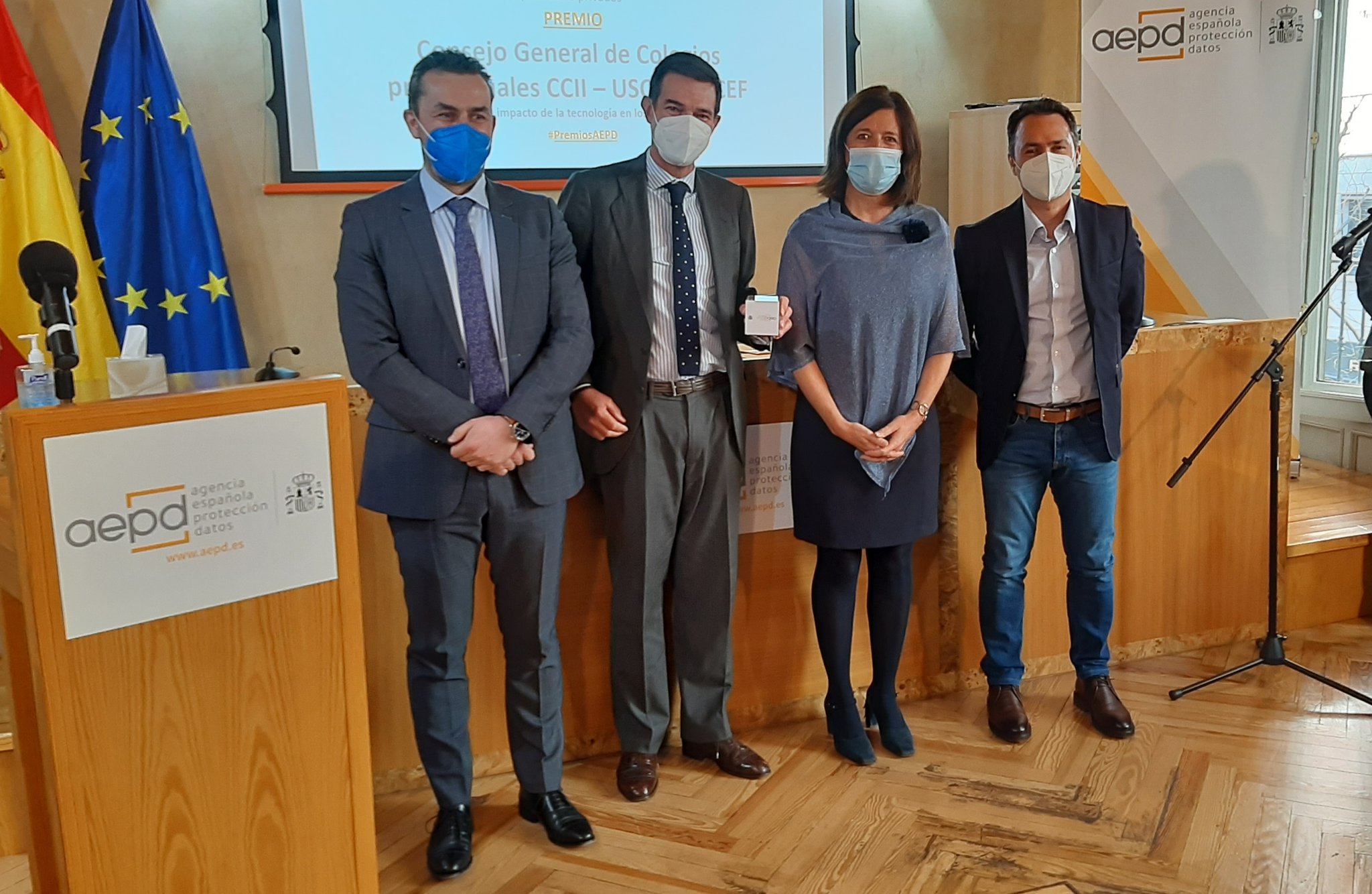 Momento de la entrega del premio de la AEPD.