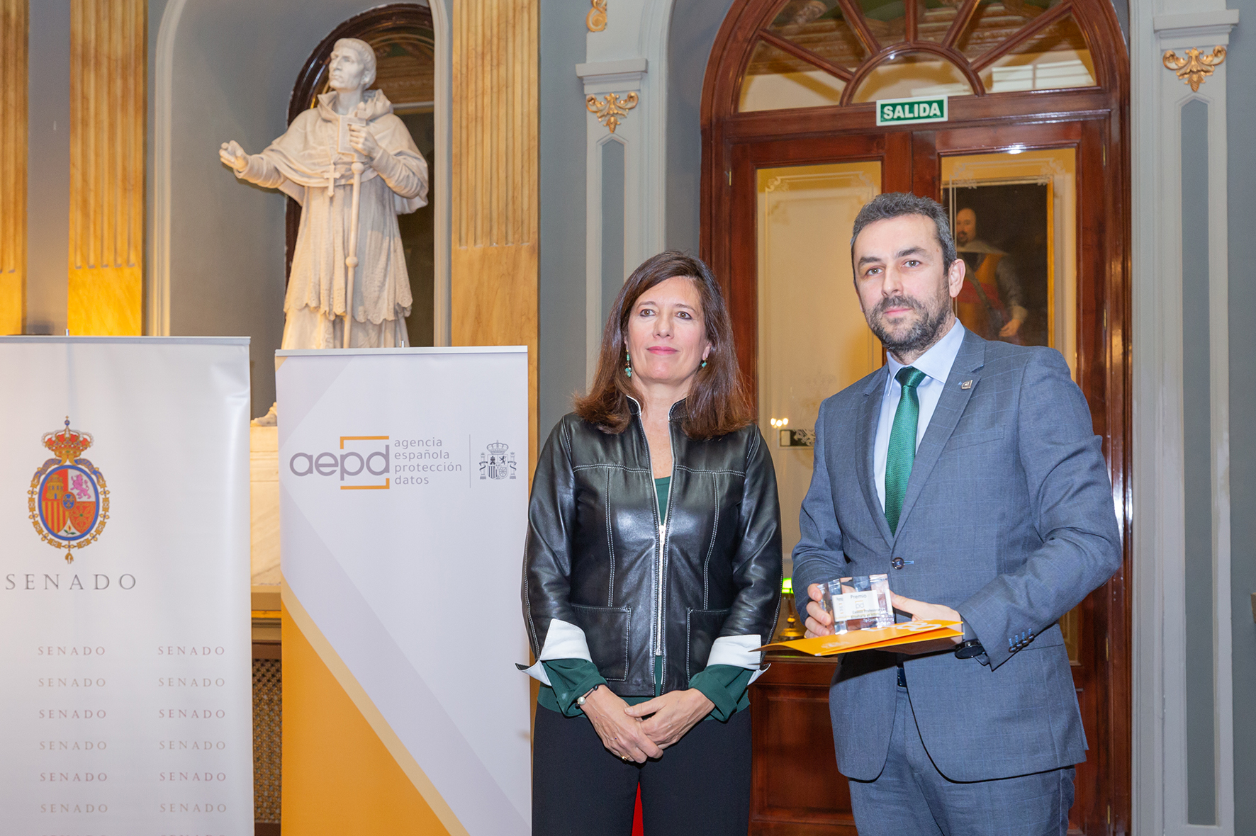 Recogida del premio en el Senado.