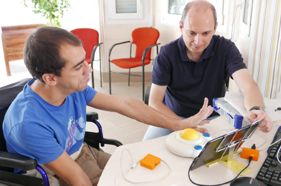 Persona con discapacidad usando Mouse4all en una tableta.