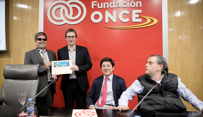 Los creadores de la aplicación ‘App&Town Compagnon’ recibieron el galardón como Mejor Producto o Servicio de los Premios Uninnova que concede la Fundación ONCE.