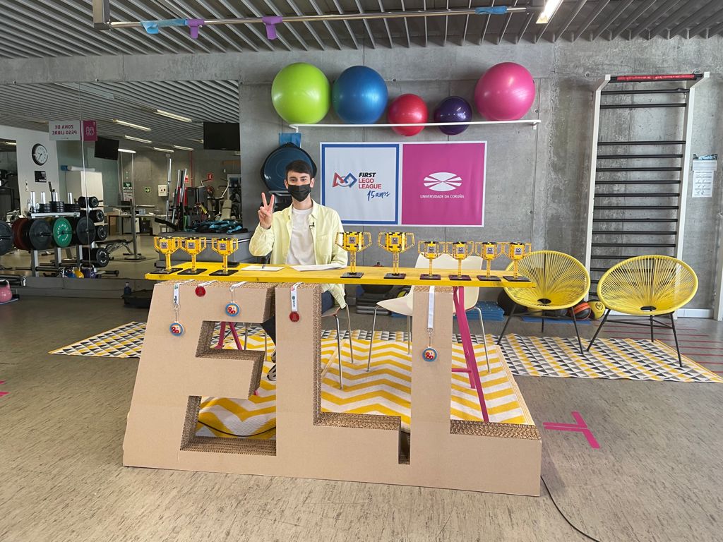 artín Varela en el improvisado estudio en el gimnasio del Centro Cultural Universitario de Ferrol en el momento de la lectura del fallo del jurado.