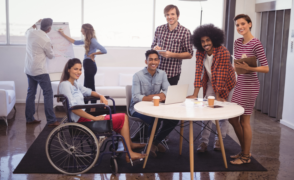 Varios mozos traballan nunha oficina.