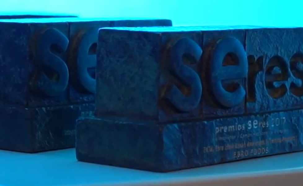 Imaxe dos trofeos dos premios da Fundación Seres.