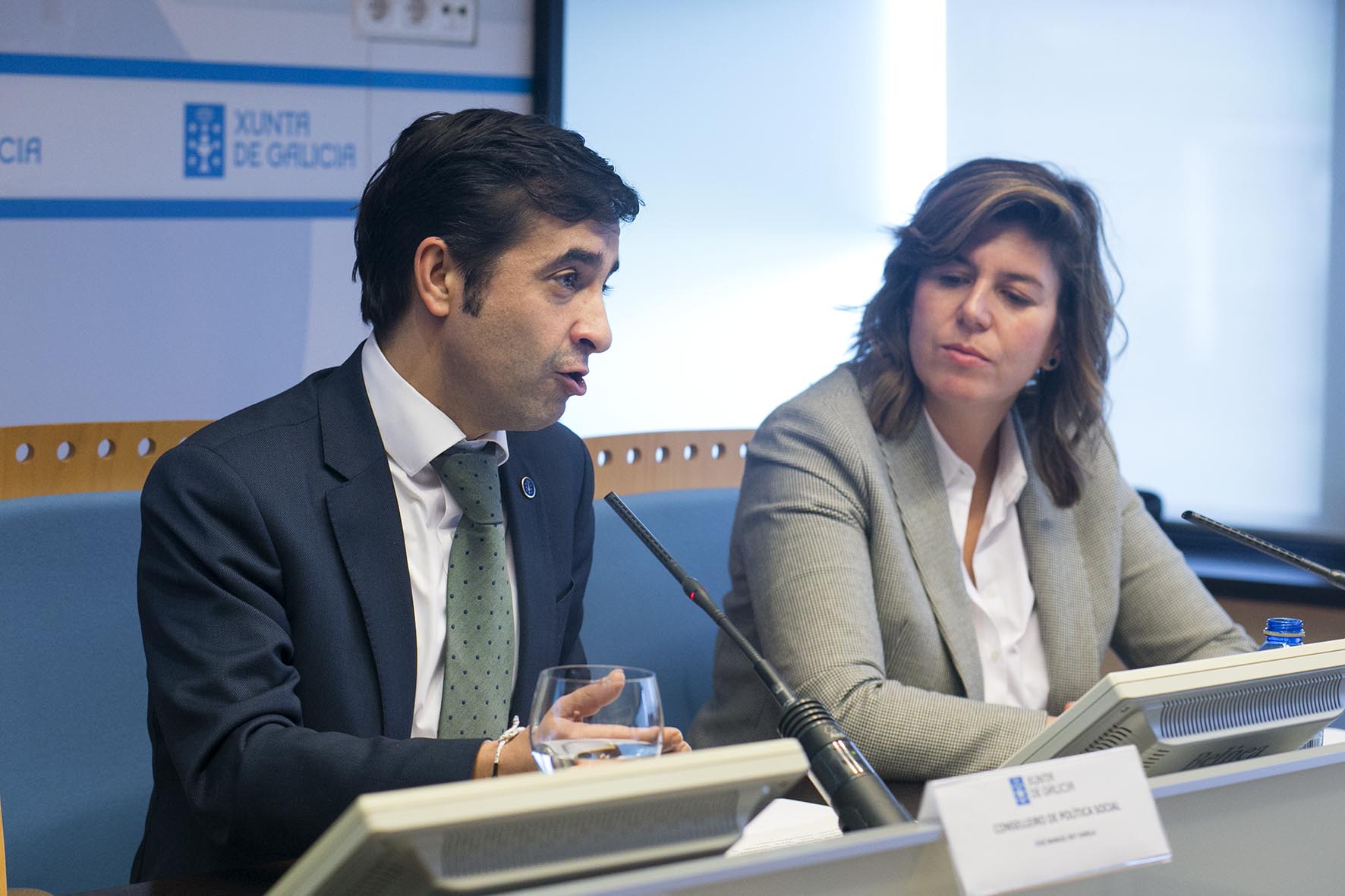 El conselleiro de Política Social, José Manuel Rey Varela, presentó esta mañana en San Lázaro las novedades de la página acompañado de la directora general Cecilia Vázquez Suárez.