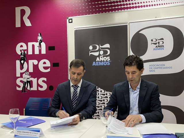 Acto de firma de un acuerdo reciente entre AEMOS y R.