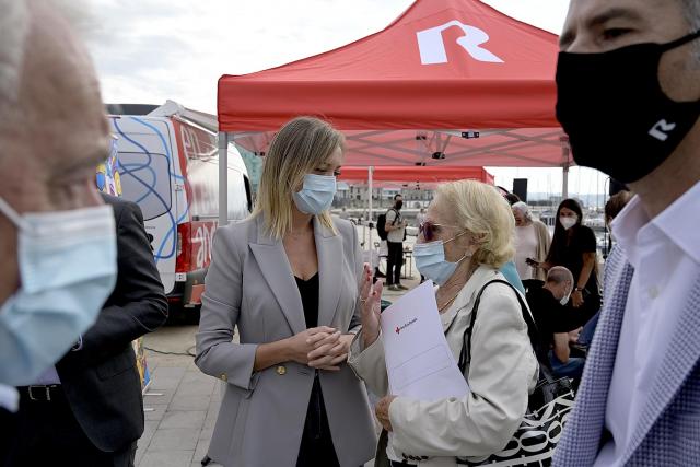Fabiola García con una persona mayor.