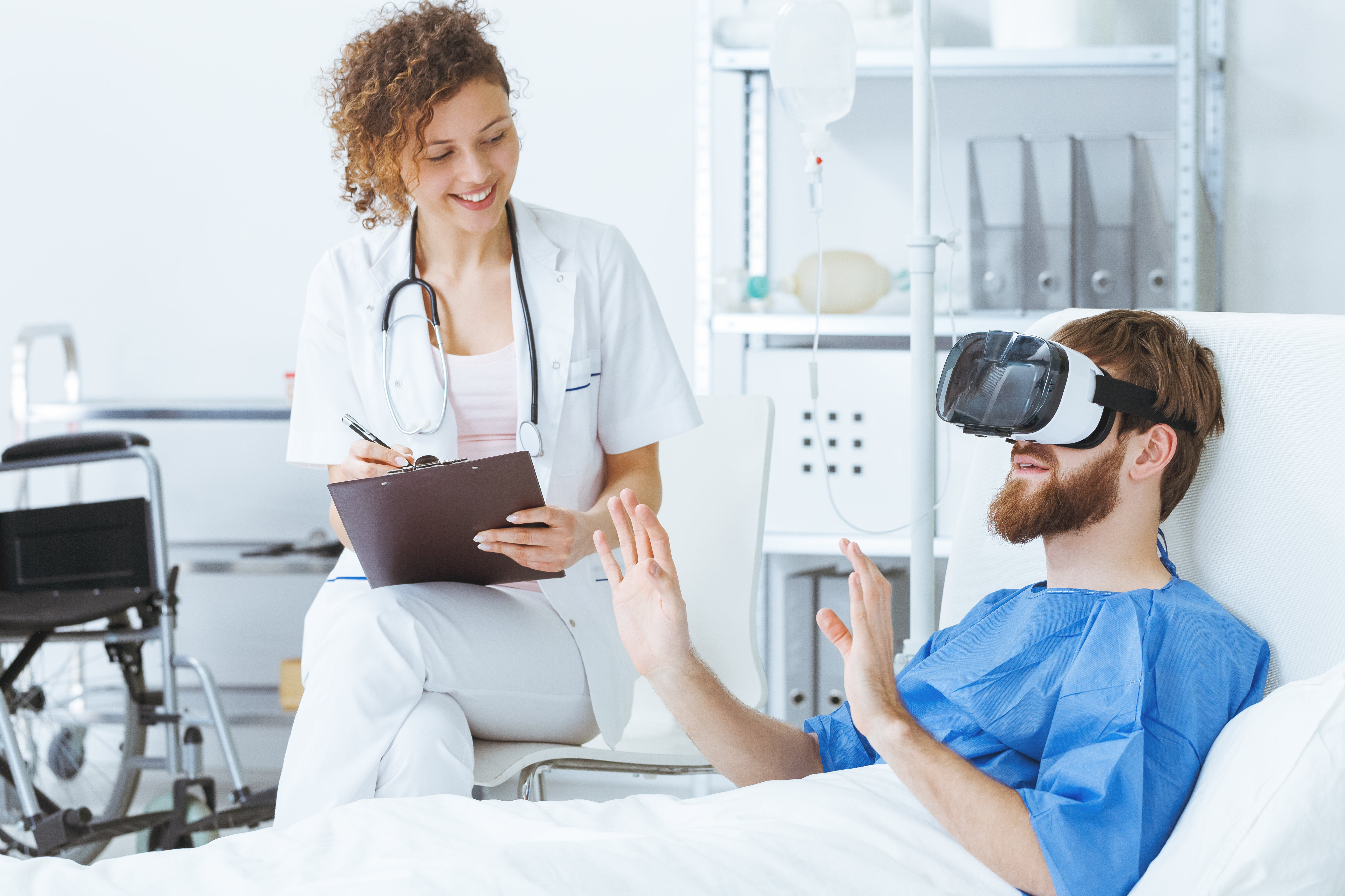 Paciente hospitalizado usando realidad virtual.