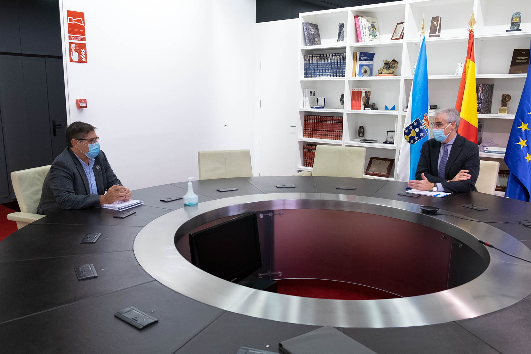 Reunión de Francisco Conde co reitor da (UDC) Julio Abalde.