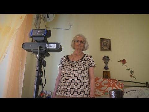 Robot Zacharias y la anciana Aggeliki.