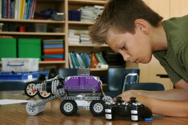 Niño montando un kit de robótica.