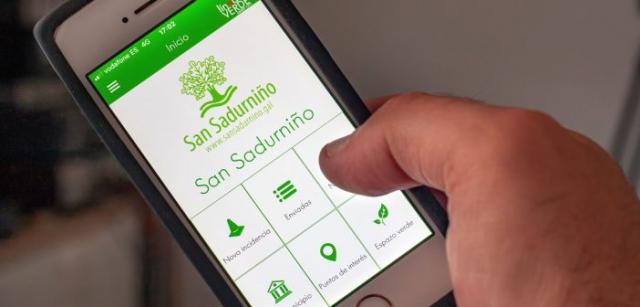 Smartphone mostrando la web del Ayuntamiento de San Sadurniño.