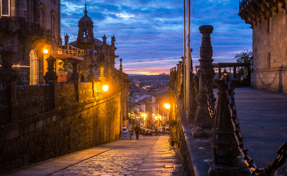 Fotografía de una calle de Santiago de Compostela por la noche.