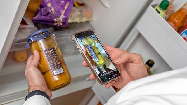 Persona usando Seeing AI con la etiqueta de un bote.