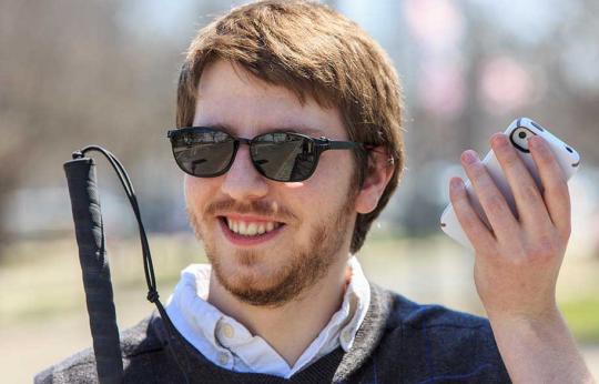 Mozo cego cun smartphone.