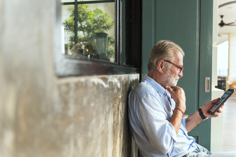 Unha persoa maior utiliza unha tableta.