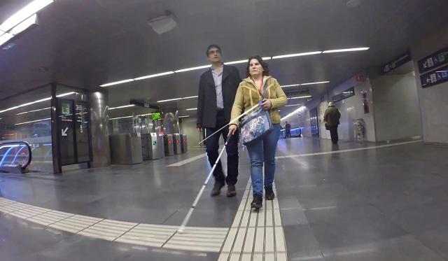Persona ciega haciendo uso de balizas conectadas.