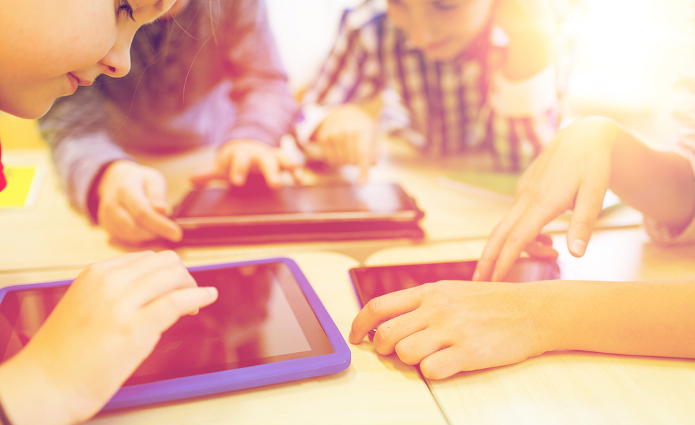 Niños utilizando tabletas en la escuela.
