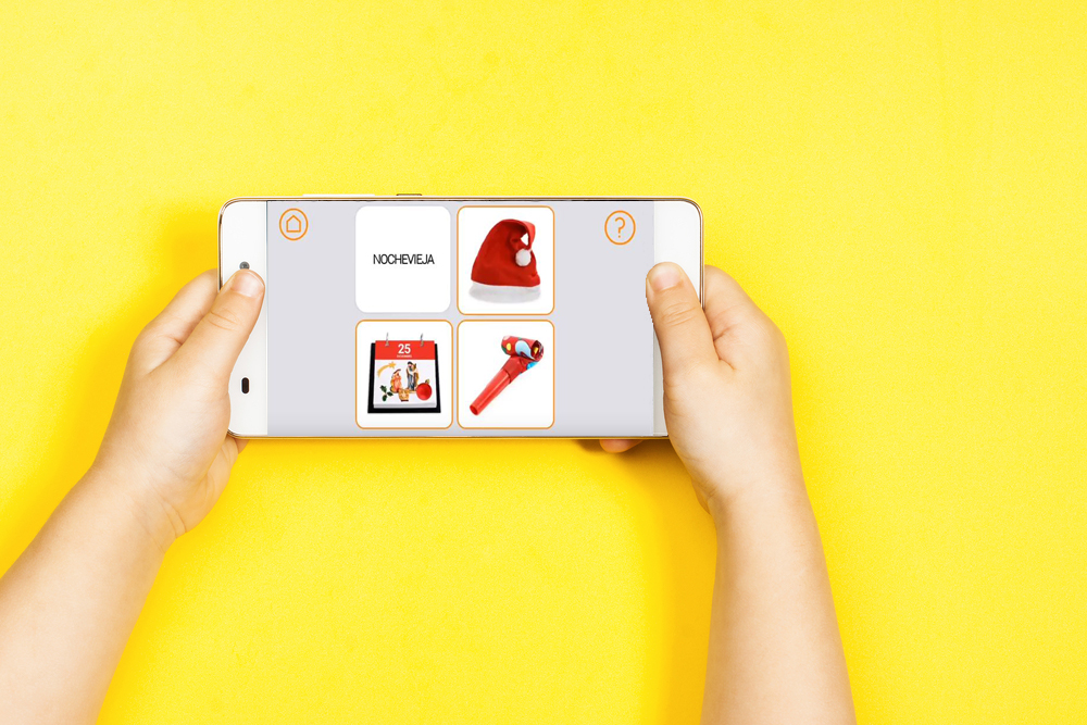 Un niño con un smartphone utiliza la aplicación Soyvisual.