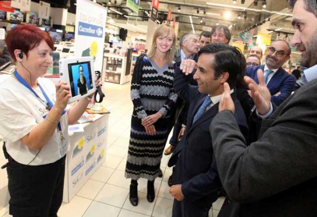 O conselleiro de Política Social, José Manuel Rey Varela, participou esta mañá na posta en marcha dun servizo de vídeo-interpretación para persoas xordas usuarias da lingua de signos nos establecementos que Carrefour ten na nosa comunidade.