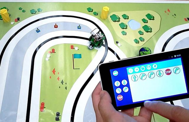 Robot manejado desde un smartphone.