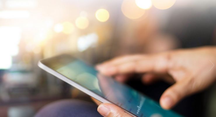 Persoa usando unha tableta.