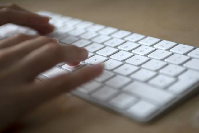 Manos tecleando.