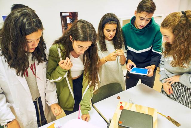 Chicos y chicas participantes en un evento de la Tecnópole.