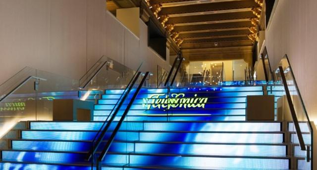 Logo de Telefónica proxectado nunhas escaleiras