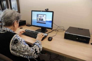 Persoa maior usando un ordenador.