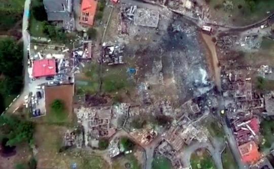Casas destruidas vistas desde el cielo en Tui.