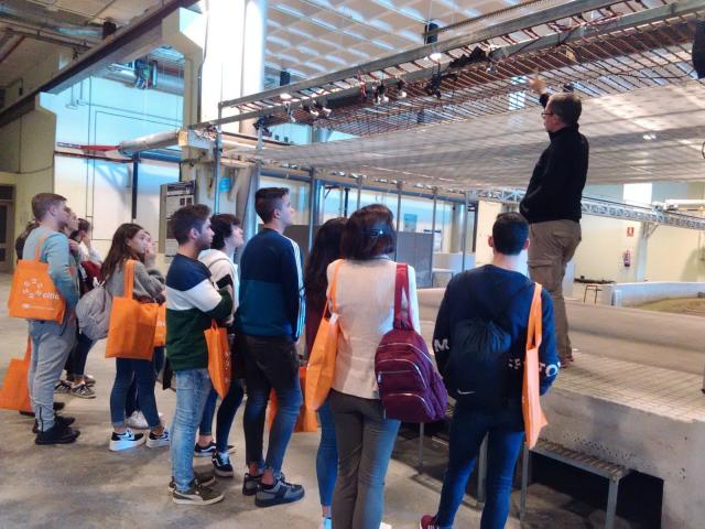 Chicos visitando una instalación de la UDC.