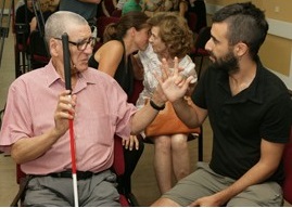 Persona ciega con su intérprete.