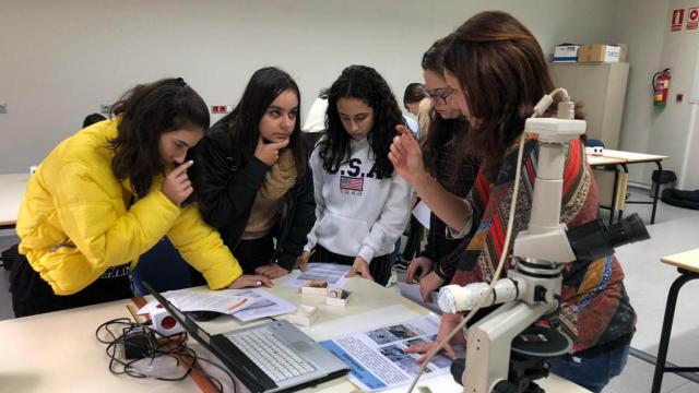 Chicas en un laboratorio.