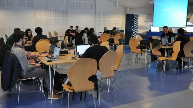 Participantes de la Universidad de Vigo en una de las anteriores ediciones de HackForGood Telefónica.