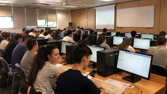Alumnos en un aula informática.