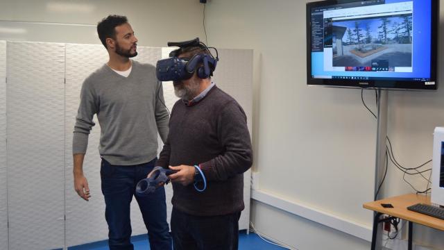 Persona mayor usando un casco de realidad virtual.