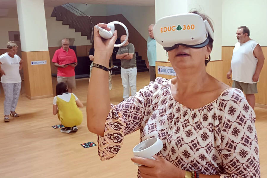 Mujer usando gafas de realidad virtual.