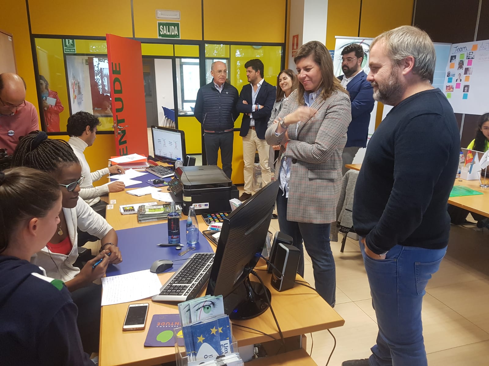 Visita a los participantes en un campo de trabajo transfronterizo.