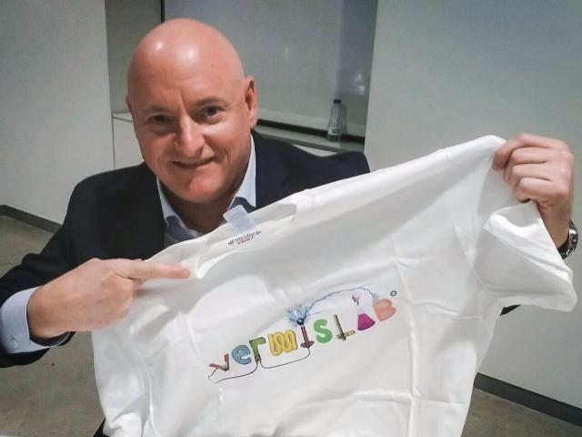 El astronauta Scott Kelly, con la camiseta oficial de VermisLab.