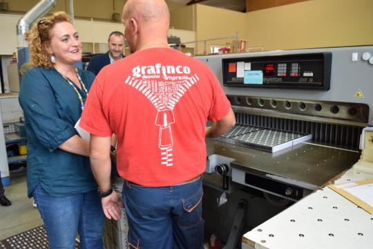 Sonsoles López Izquierdo visitando a un usuario de COGAMI.