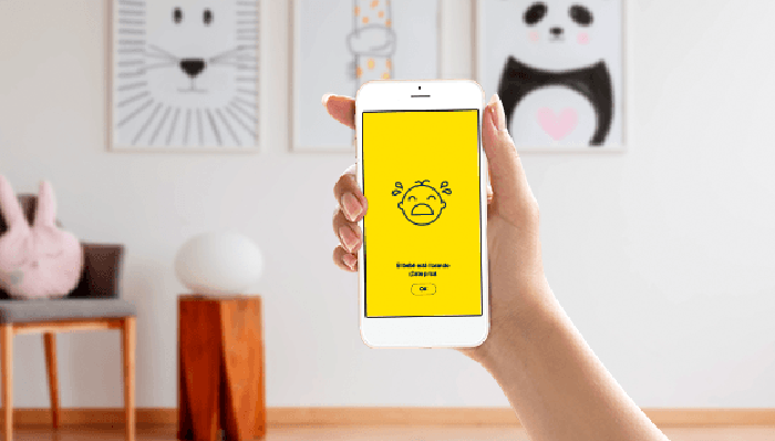 Un usuario recibe una alerta de Visualfy en su móvil por el llanto de un bebé.