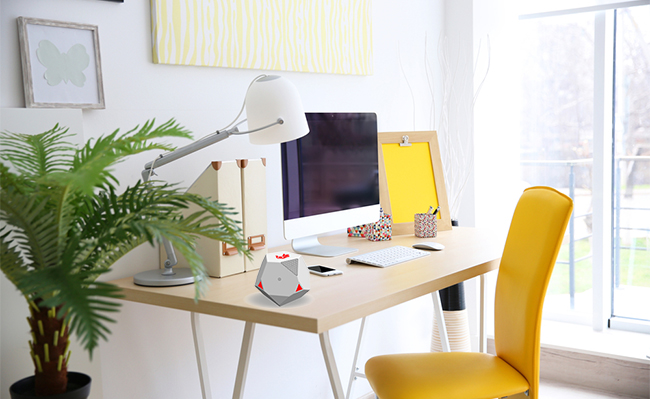 Imaxe montada dunha unidade central de Visualfy DSS sobre unha mesa de traballo.