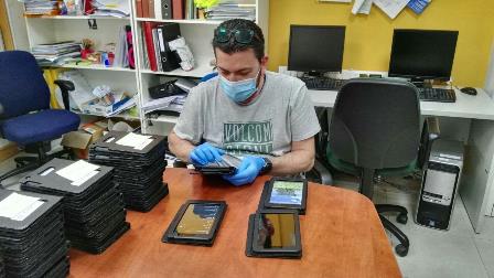Voluntario preparando las tablets.