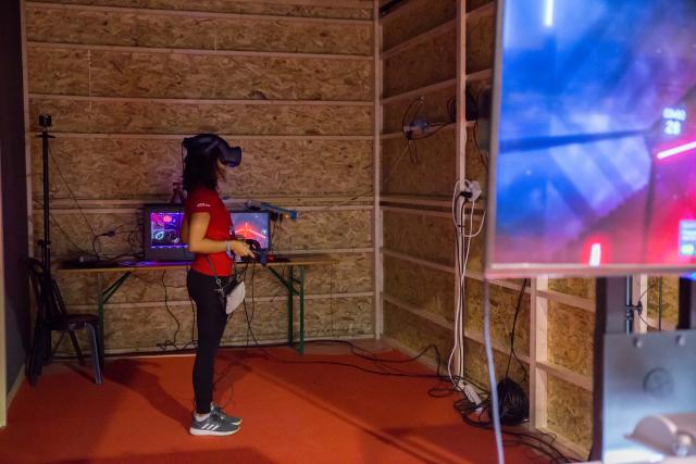 Niña usando un caso de realidad virtual.