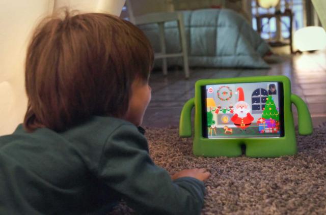 Niño usando la aplicación Xmas Time.