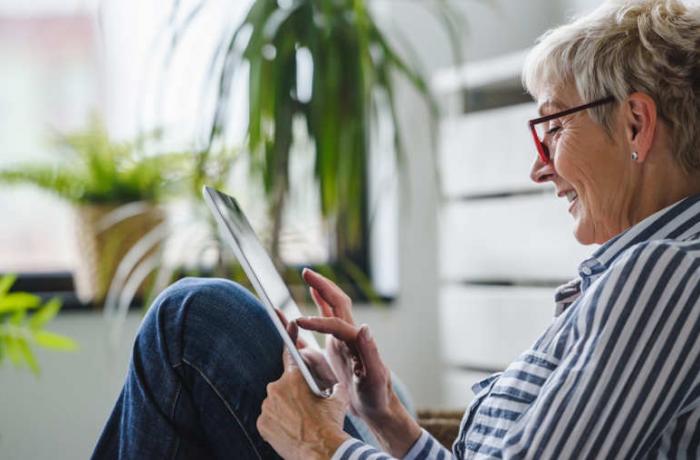 Mujer mayor usando una tableta.